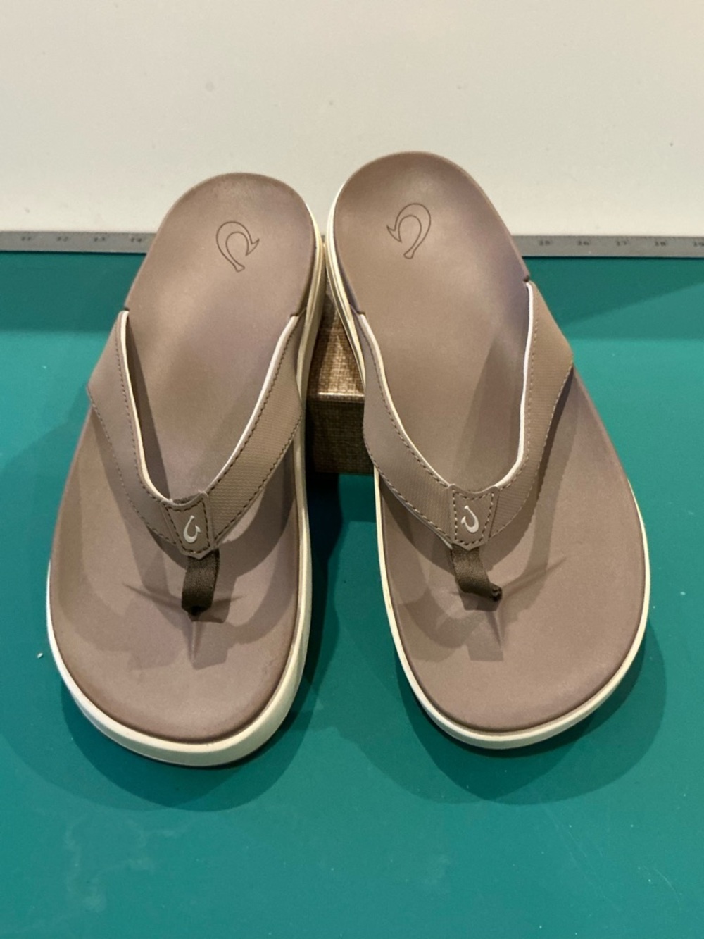 OluKai Nu’a Pi’o Taupe Flip Flop Sandals with White Edge Size 8